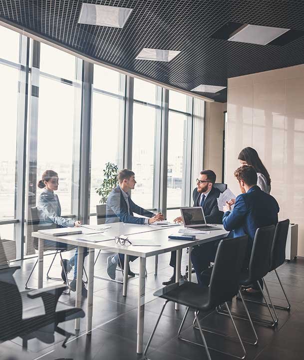Equipo reunido en una sala de trabajo